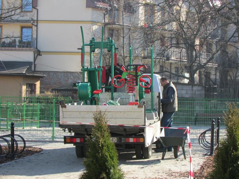 Sprzęt dojeżdża na plac zabaw