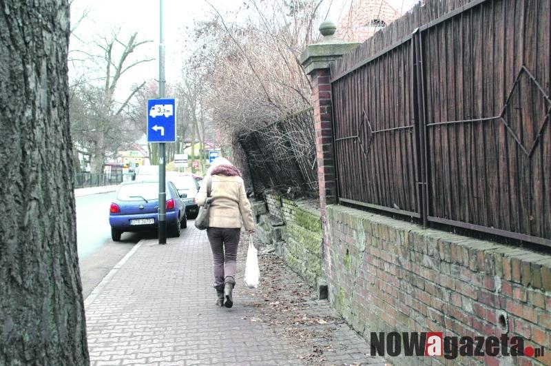 Mocno uszkodzone ogrodzenie niebawem będzie zdemontowane