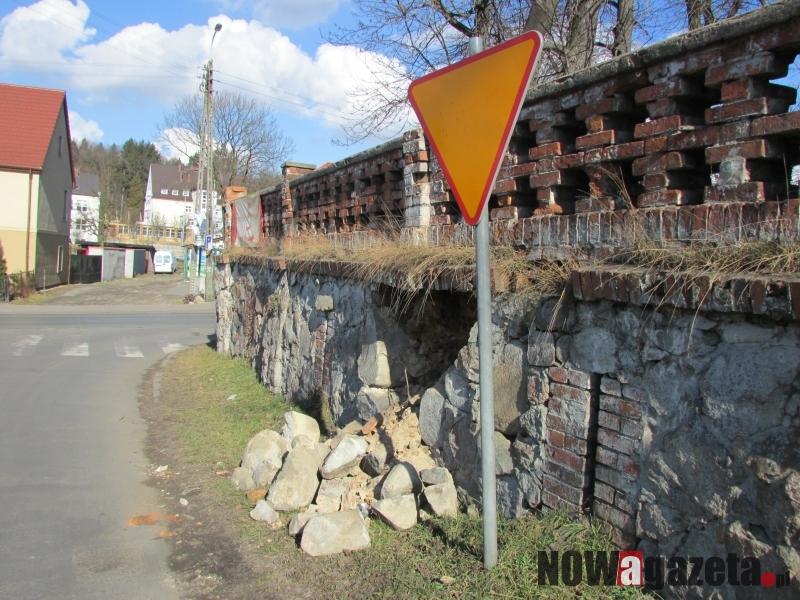 Kamienie wypadły z muru wprost na ulicę