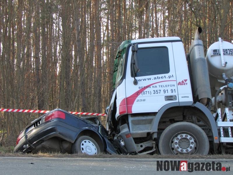Mężczyzna wjechał pod betoniarkę, jego stan jest ciężki