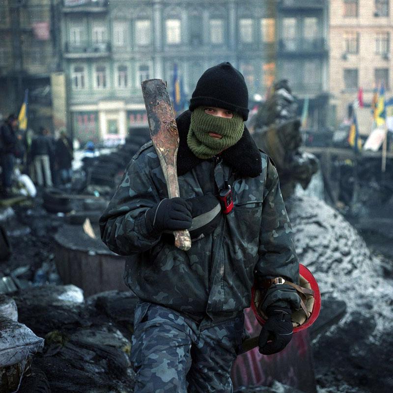 Walki na Ukrainie. Zobacz zdjęcia zwykłych ludzi, walczących w Kijowie...