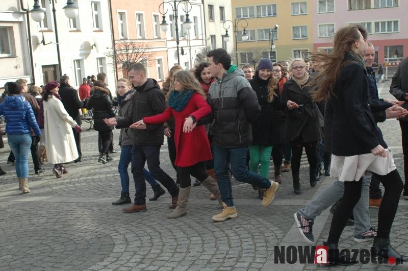 Maturzyści zatańczyli na trzebnickim Rynku