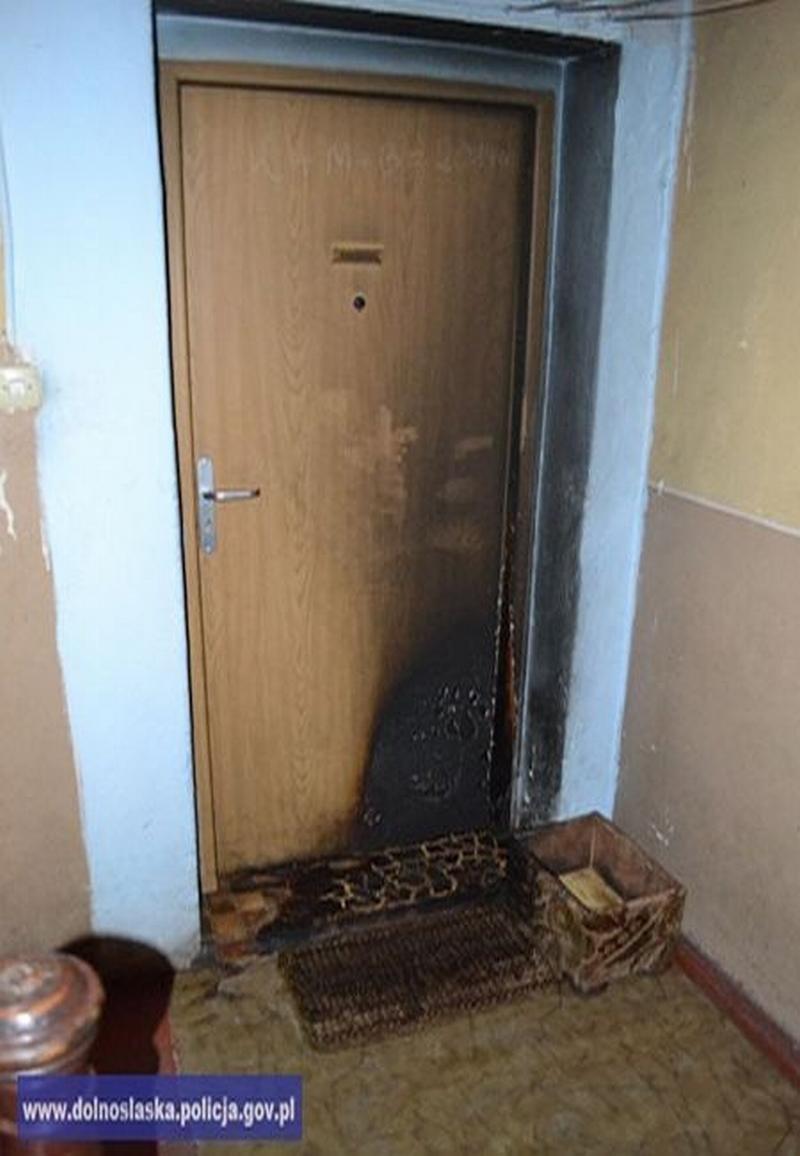 Podpalili drzwi w domu wielorodzinnym