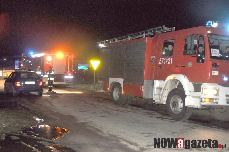 Zderzenie aut na skrzyżowaniu. 4 osoby przewiezione do szpitala.
