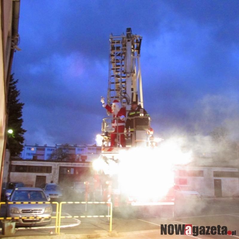 Mikołaj zjechał na podnośniku