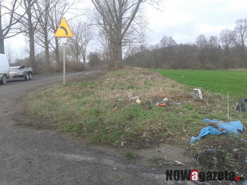 Podrzucone śmieci na drodze. Kiedy teren zostanie posprzątany?