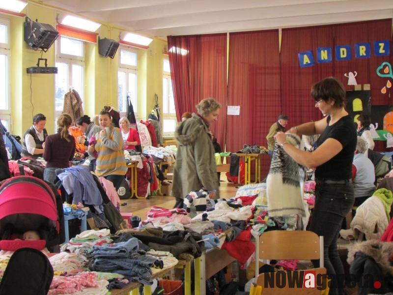 Wymieniali i sprzedawali ubrania