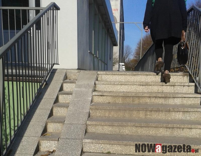 Podjazd już naprawiony, ale schody nadal są przedmiotem sporu