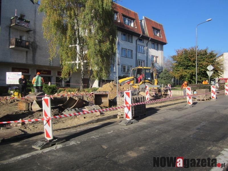 Rozebrali nowy chodnik, bo robią parking