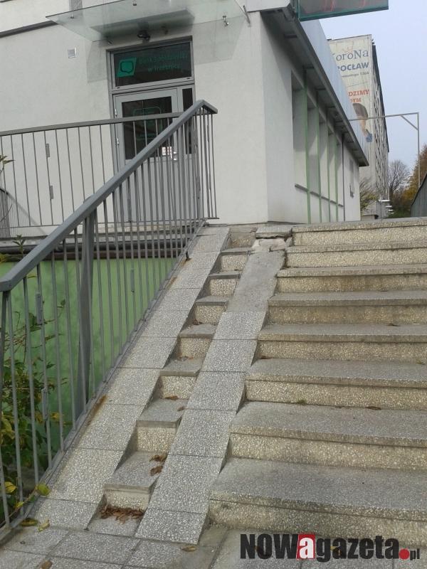 Uszkodzony podjazd dla wózków przy Banku Spółdzielczym
