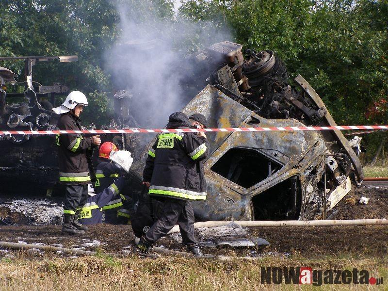 Cysterna zmiażdżyła karetkę. Samochody stanęły w płomieniach. Jeden z kierowców nie żyje!