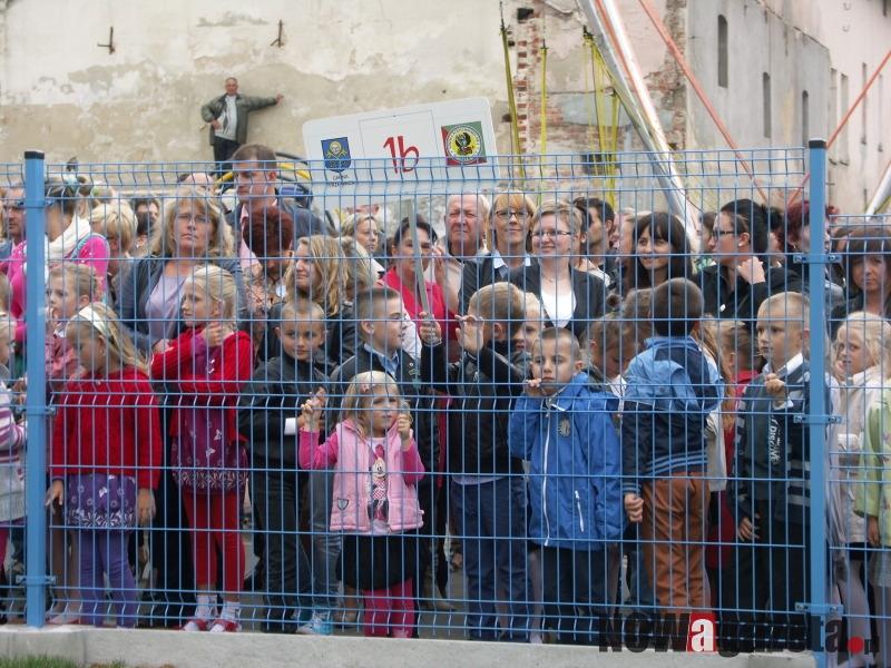 Otwarcie szkoły zza płotu