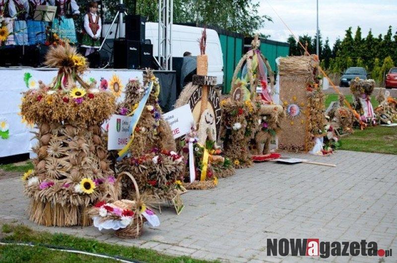 Sztuczna krowa i niebo zaciągnięte chmurami, czyli dożynki gminy Żmigród