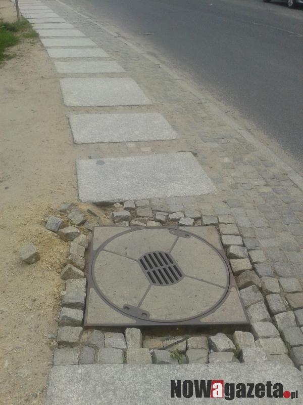 Zapadnięta kostka na chodniku