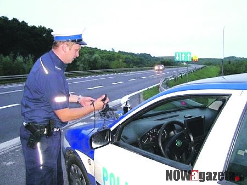 Chciał staranować policjanta, zniszczył radiowóz