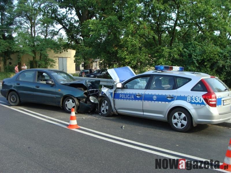 Policjant ciężko ranny, a samochód policyjny do kasacji