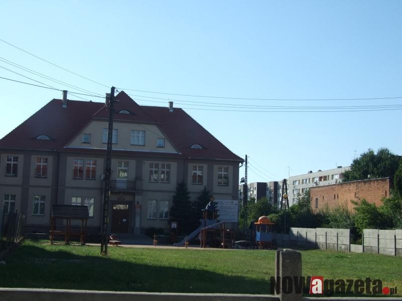 Linia energetyczna nad boiskiem nadal wisi