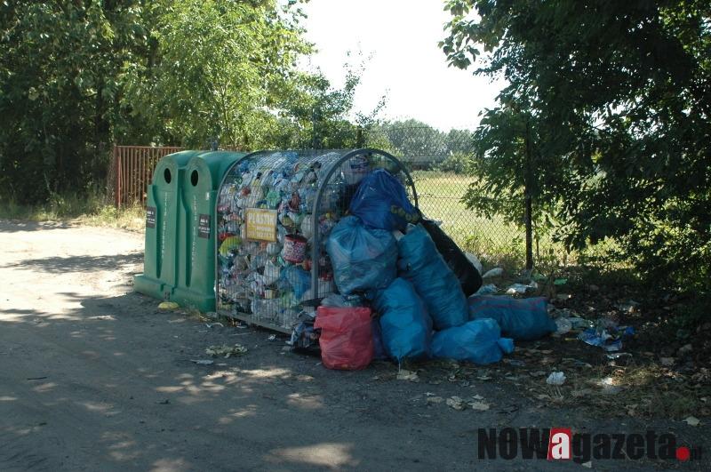 W Wiszni Małej kontenery pełne śmieci