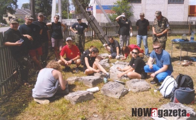 Cmentarz legionowy w Rokitnie odbudowywany rękami strzelców