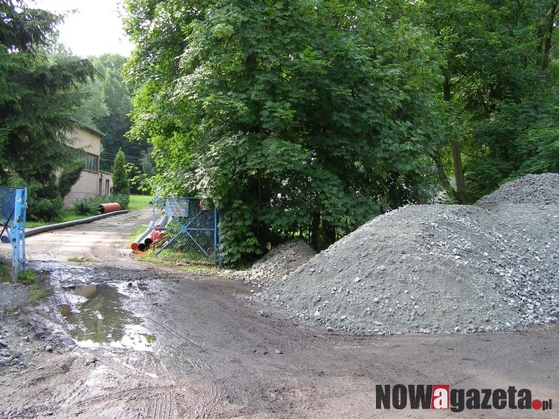 Czy na budowie drogi jest niebezpieczny materiał?