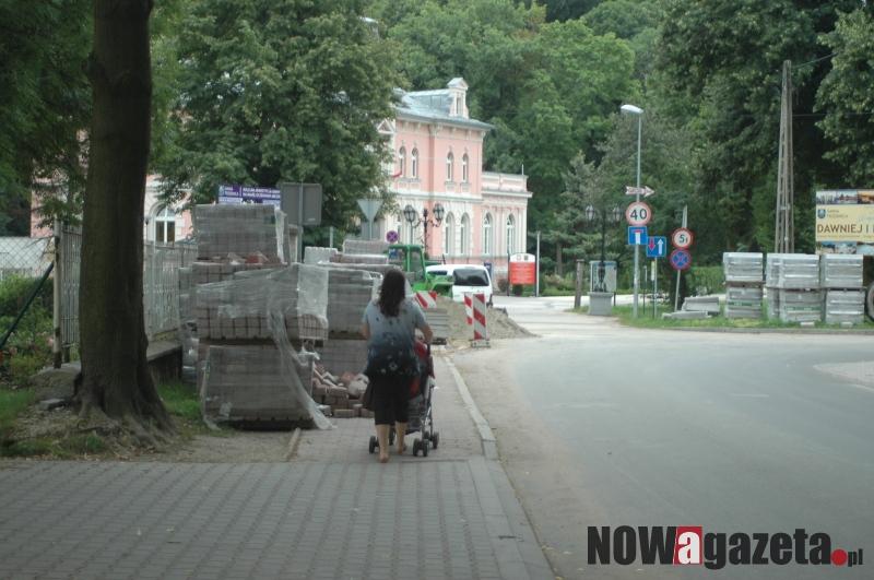 Chodnikiem nie przejdziesz, bo stoi na nim kostka