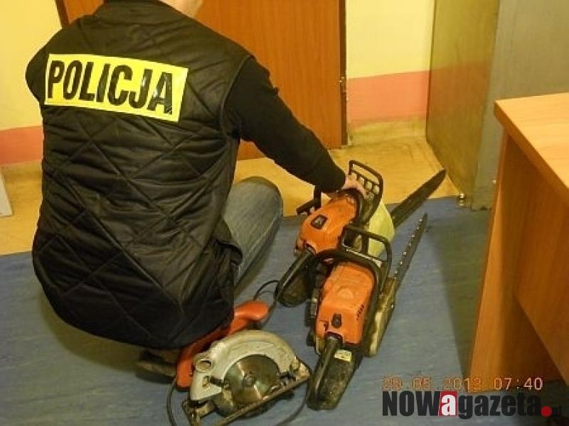 Recydywiści okradli budynek i telefony