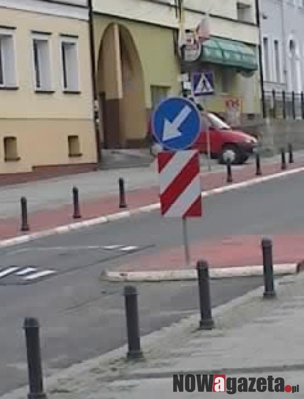 Nietypowy postój samochodu na schodach