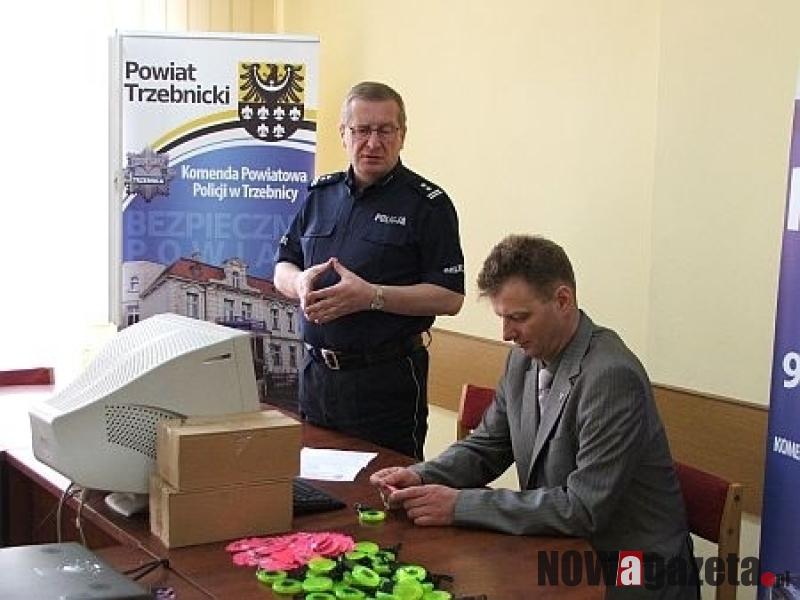 Starosta przekazał policjantom odblaski