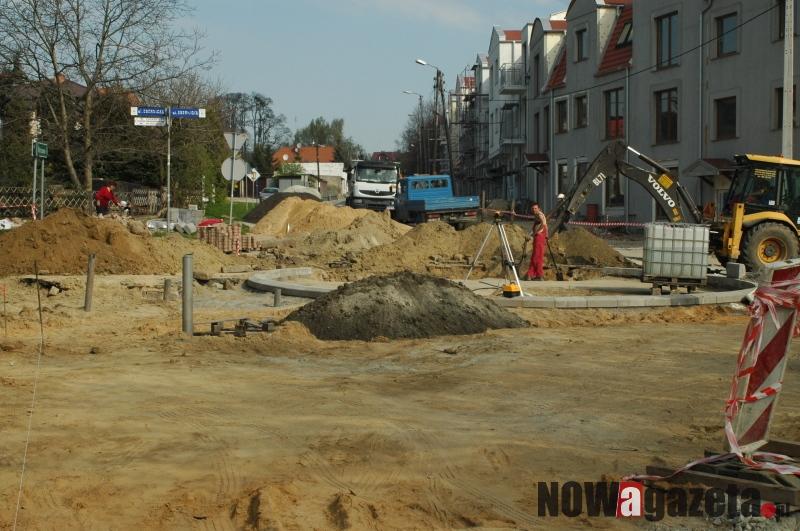 Trwa budowa ronda, a mieszkańcy pytają