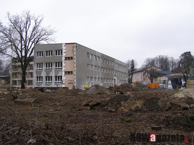 Budowa szkoły. Czy robotnicy zeszli z budowy?
