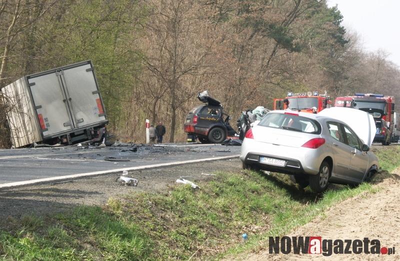 Tragiczny finał wyprzedzania kolumny samochodów