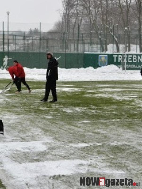 Sparing na boisku? Tak, jeśli zapłacisz i odśnieżysz