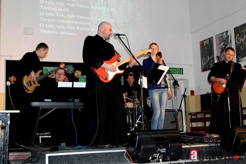 Księża zagrali rocka