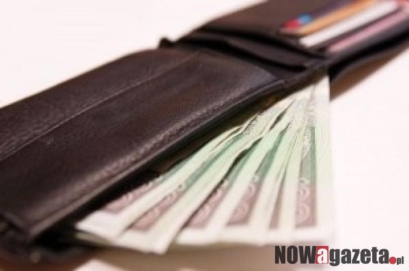 Pijani zakmnęli się w aucie i... ukradli portfel