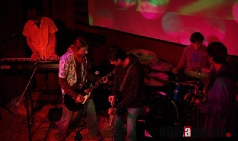 Kefir Band zagra koncert w Moulin Rouge