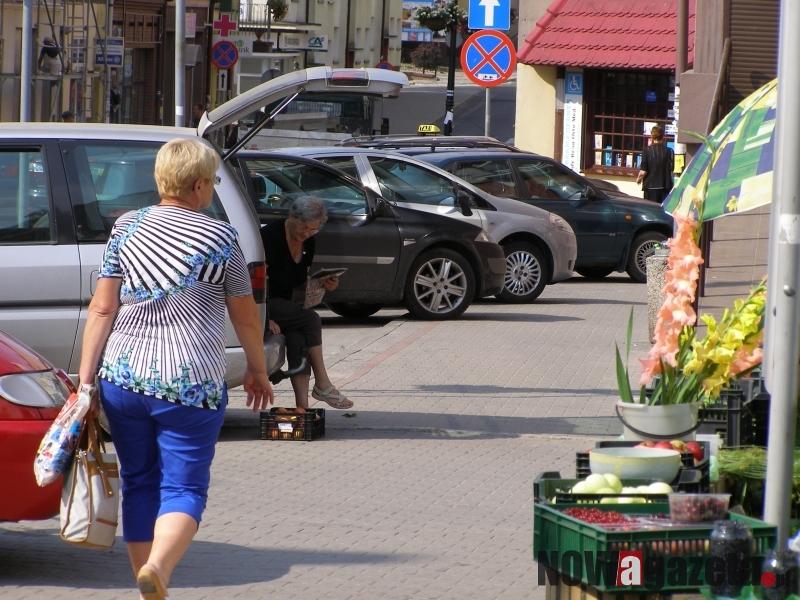Handlarze zabierają miejsca parkingowe mieszkańcom