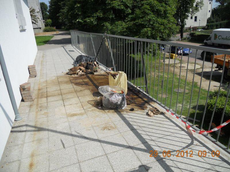 Nieznany wandal rozlewa smołę pod bankiem
