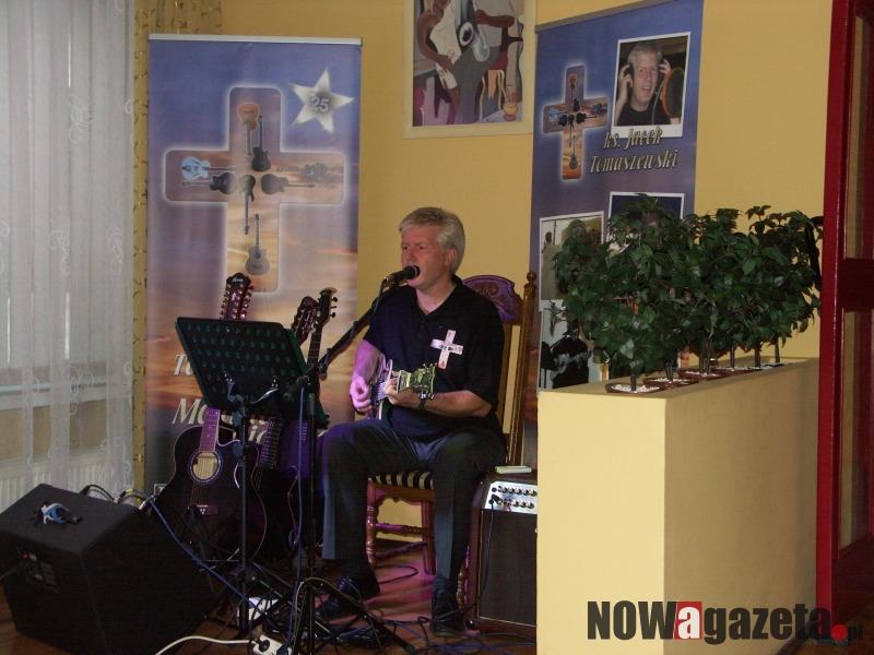 Ks. Jacek zabrał publiczność w muzyczną podróż