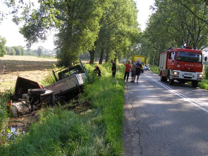 Wyprzedzał na ciągłej... i wpadł do rowu