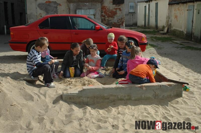 Zabawa w rozwalonej piaskownicy