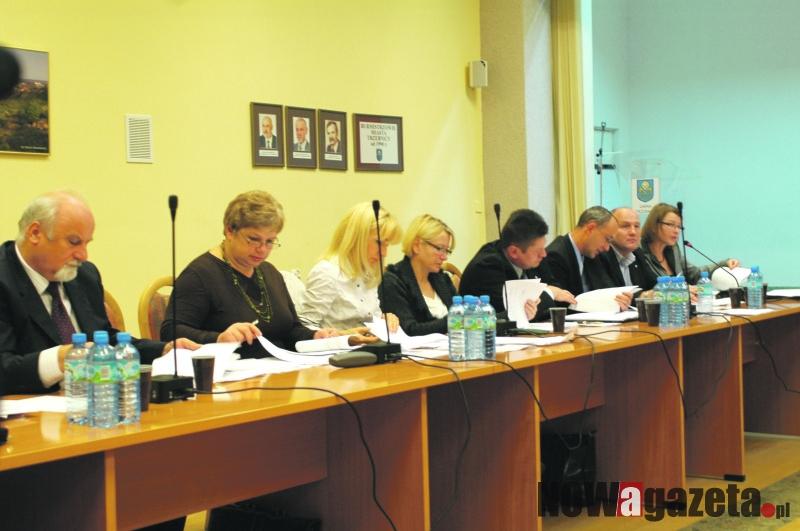 Nie ma sesji, a i tak dostają kasę