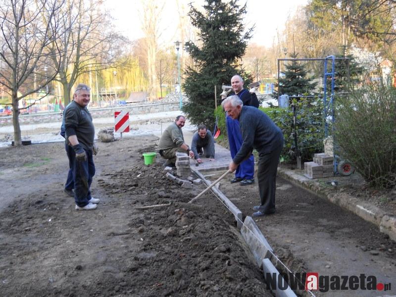 Zamiast narzekać sami położyli chodnik
