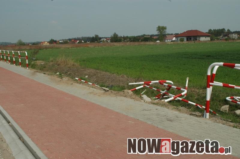 Zniszczone barierki na trasie rowerowej