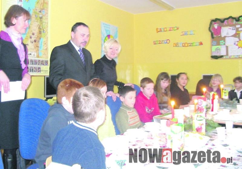 Wigilijny stół na szkolnym korytarzu