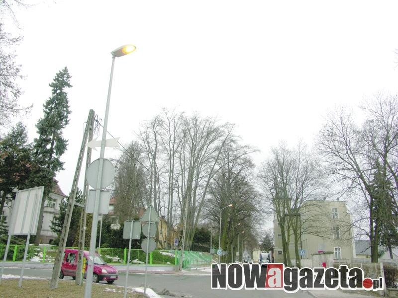 Pracownicy sprawdzają lampy