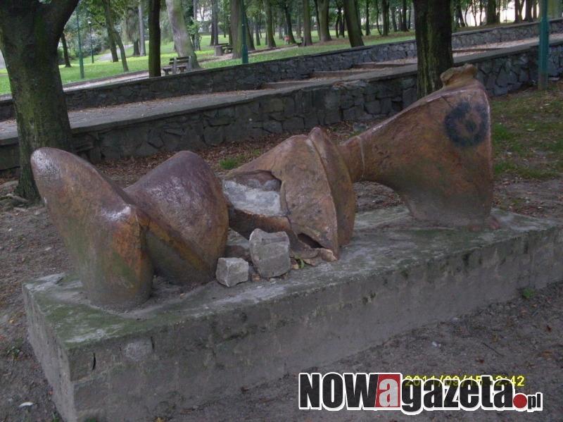 Rzeźba nadal niszczeje