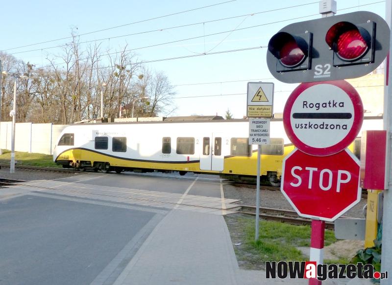 Uszkodzone rogatki na przejeździe kolejowym!