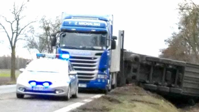 Niebezpieczne zdarzenie drogowe na wysokości Kosinowa