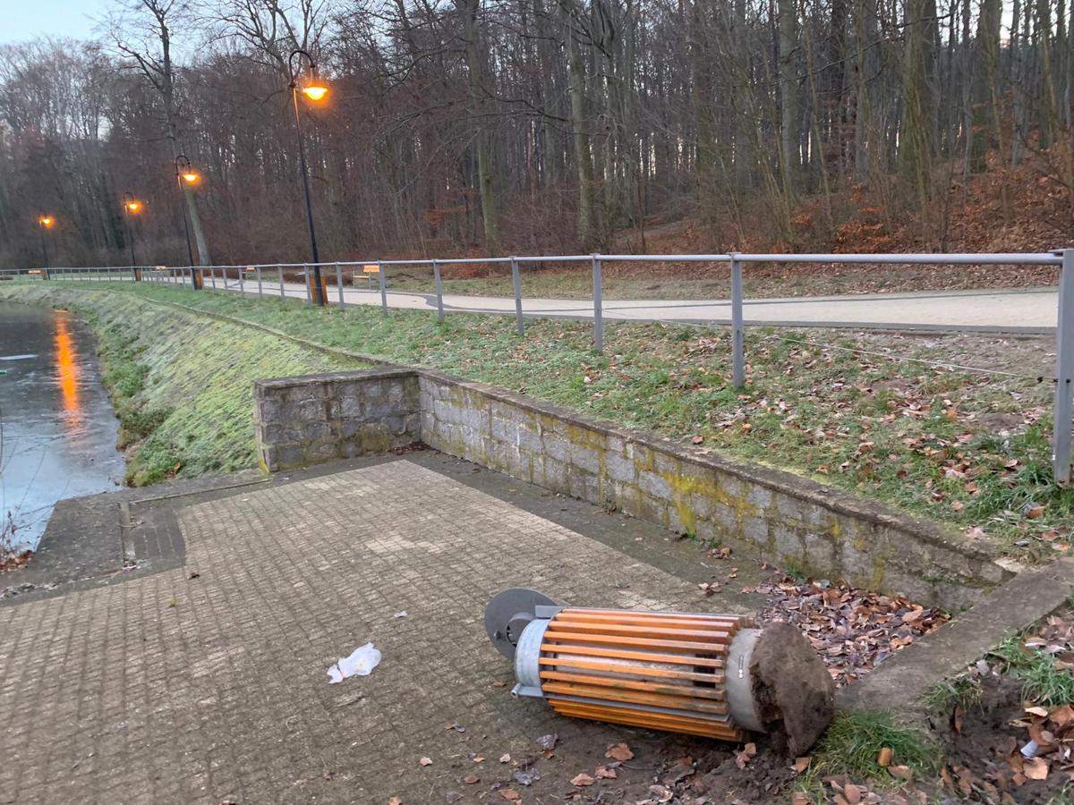Akty wandalizmu ponownie na Trzebnickich stawach