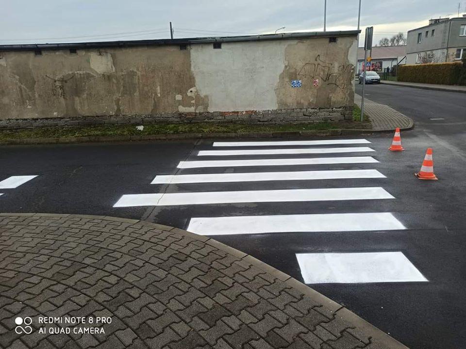 Panowie malujący pasy wykazali się dużą fantazją...